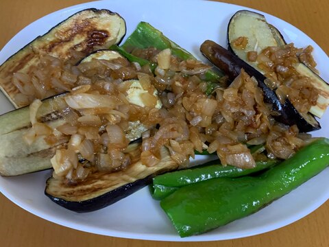 焼きなすとピーマンの玉ねぎソースがけ